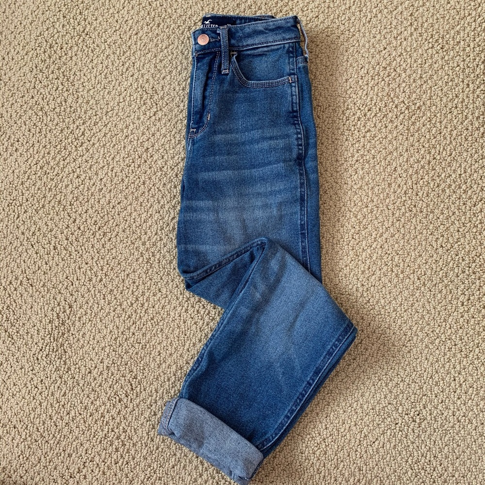 Hollister Ultra High Rise Mom Jeans (00R)